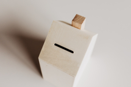 Houten spaarpot met naam | huisje
