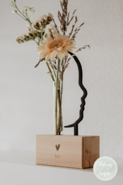 Silhouet van hout  op standaard met bloemen