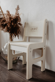 Houten kinderstoeltje met naam en geboortedatum