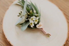 Houten hartjes voor bloemencorsage