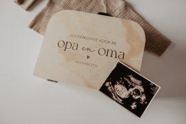 Houten logeerkoffertje – zwangerschapsaankondiging voor opa & oma