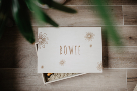 Houten speelbak met naam | grote bloemen