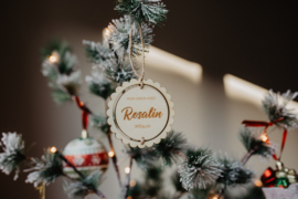 Houten kerstbal 'Mijn eerste kerst' - Unieke bloemenrand