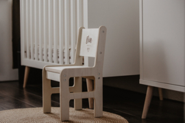 Houten kinderstoeltje met naam | hartje