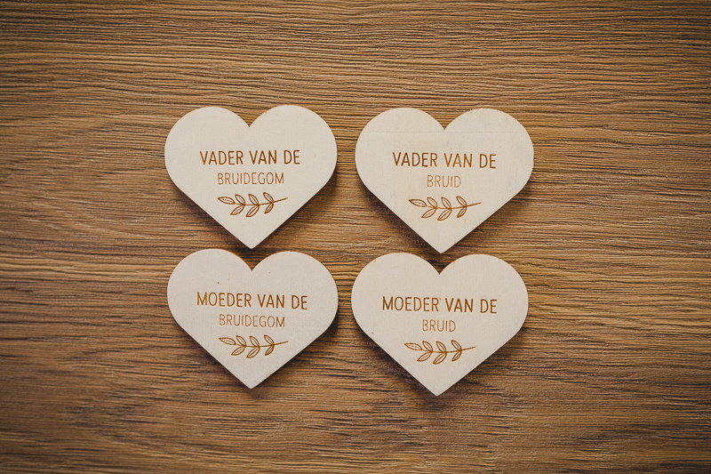 Houten hartjes corsage ouders (Magneet of speld Ja, met magneet