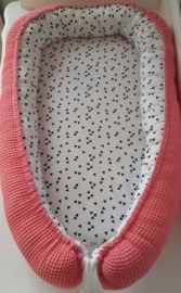 Babynestje (koraal rose/wit met driehoekjes)