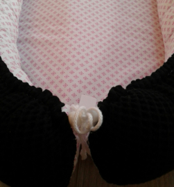 Babynestje (zwart/wit met rose bloemetjes)