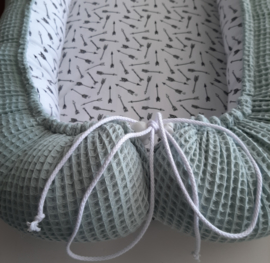 Babynestje (oud groen/pijltjes)