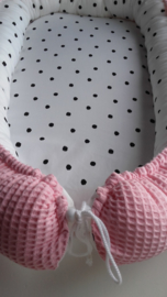 Babynestje (zacht rose/wit met zwarte dots)