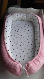 Babynestje (zacht rose/wit met zwarte dots)