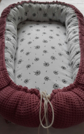 Babynestje (oud rose / wit met pluisjes)