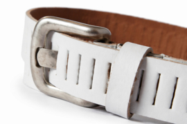 Witte leren heren riem met gleufjes 3 cm breed