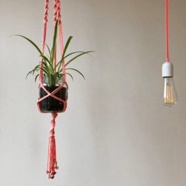 roze macramé plantenhanger