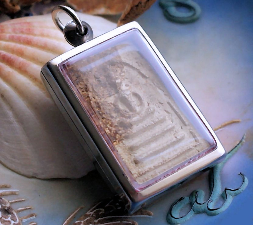 Oude Klei Tempel Amulet uit Thailand in Hanger: Boeddha - 53 mm