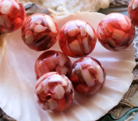set/3 Large Beads: Shell in Resin - Round - 14 mm - Shades of Red with White