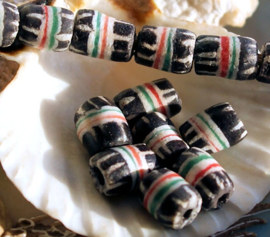 set/5 Krobo TRADE BEADS: Feather - Handelskralen uit Ghana - Glas - ca 10-12 mm - Zwart Wit Rood Groen