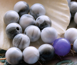set/10 beads: Acrylic - Round - 10 mm - Pebble/Marble look in Gray + White