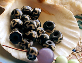 Batik BONE:  set/5 Mantra Bone Beads - Aum Om - Tibet - 8x5,5 mm - Black Off-White