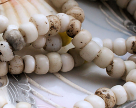 set/10 ANTIEKE FUR TRADE BEADS Handelskralen: Grote Padres 1800's - ca 9 mm - Off White