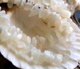 set/25 kralen: beads: Indian Moonstone - Chips - approx 6-8 mm - White