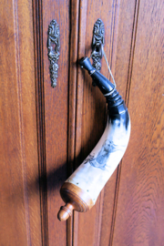 Vintage Schotse Kruithoorn van hoorn, handgedecoreerd met Hert