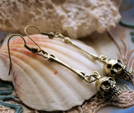 A pair of Earrings: Skull & Bone - 48 mm long - Antique Gold Tone