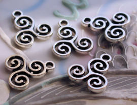 set/2 Bedels: Triskelion - 15,5x14 mm - Antiek Zilver kleur metaal