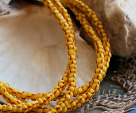 Snoer 70 cm/ca 365 kralen: Fair TRADE BEADS: Afrika Ghana -  3-3,5 mm - Geel Rood