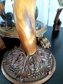 Gepolijste Elandantilope Hoorn op Vintage Bronzen Standaard