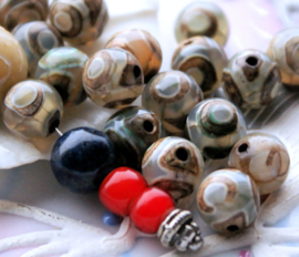 set/4 beads:  Agate - Eye Beads - Round  - 8,2 mm - Celadon-Green and Off-White