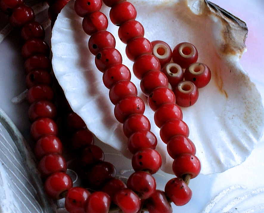 set/10 ANTIEKE TRADE BEADS Handelskralen: Afrika Europa - White Heart - ca 6,5 mm - Donker Rood