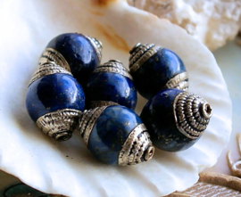 1 Prachtige Kraal met Lapis Lazuli uit Nepal - Repoussé - circa 10,5 x 8,5 mm