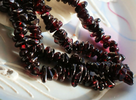 set/25 beads: Red Garnet - Chips - approx 4-7 mm - Burgundy