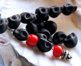 set/4 beads: Howlite SKULL - 8x6 mm - Black or Turquoise