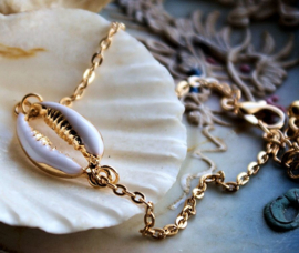 Arm Candy Armbandje: Goud met Cowry Schelpje - Verstelbaar