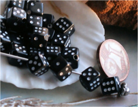 set/15 beads: Dice - 6x6x6 mm - Black White