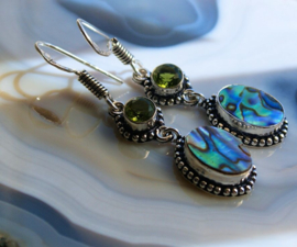 Paar mooie Oorbellen: echt Peridoot & Paua Abalone in Pauwenveer kleuren