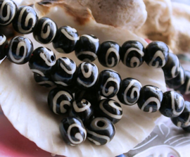 Batik BONE:  set/5 Prayer Beads - Spiral - Round Flat - 8,5x7 mm - Black Off-White