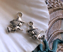 set/2 Charms: Witch - 16x10 mm - Antique Silver tone