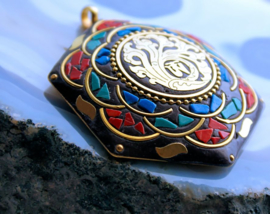 Beautiful large pendant from Indonesia - 70x55 mm - Brass with (gem)stone
