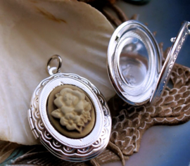 C&G Pendant: Locket with Rose - 38x23 mm - Silver Tone