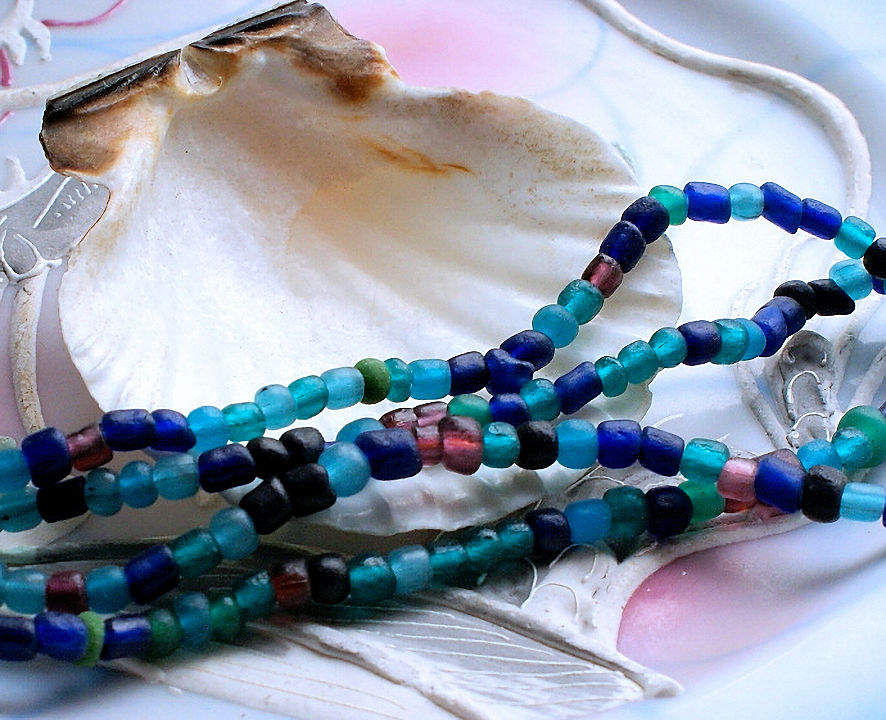 Snoer 60 cm/ca 175 kralen: TRADE BEADS: Boheems - ca 4 mm