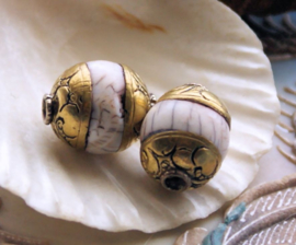 1 Sacred CONCH bead - Repoussé Brass - 17x14 mm