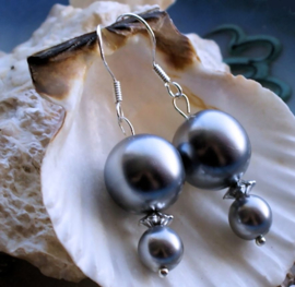 C&G Earrings: Glass Pearls in Silver Gray