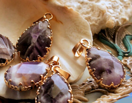 Lovely small Pendant: Natural Amethyst - 28,5 mm - Gold-tone & shades of Purple