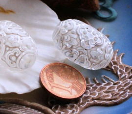 1 beautiful large bead: Lace effect - White Lace - 22 mm