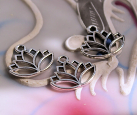 set/2 Charms: Lotus Flower - 16x14 mm - Antique Silver Tone