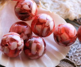 set/3 Large Beads: Shell in Resin - Round - 14 mm - Shades of Red with White
