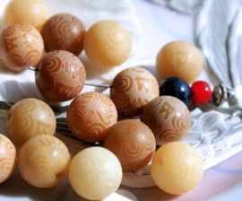 1 Prayer-Bead: Carved Bodhi-Seed - Mantra - Round - 12 mm - Various shades