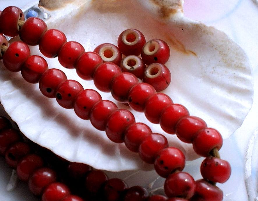 set/10 ANTIEKE TRADE BEADS Handelskralen: Afrika Europa - White Heart - ca 6,5 mm - Donker Rood